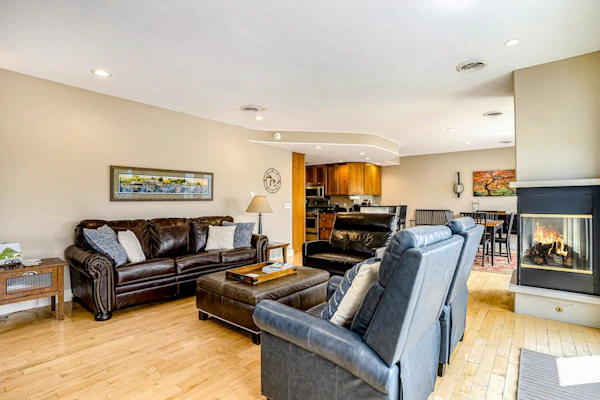 Riverfront Home w/Private Deck/River Views/Free WiFi - Near Restaurants/Marina