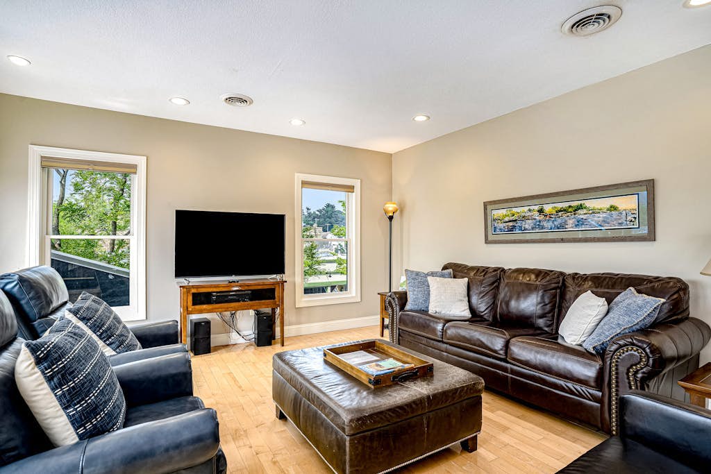 Riverfront Home w/Private Deck/River Views/Free WiFi - Near Restaurants/Marina