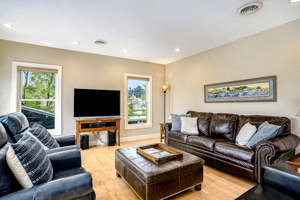 Riverfront Home w/Private Deck/River Views/Free WiFi - Near Restaurants/Marina
