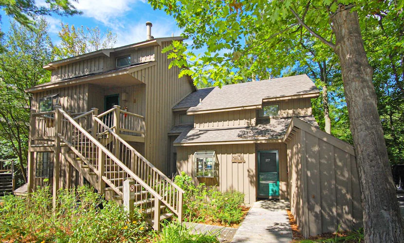Condo with forest views, washer/dryer, deck, & cable