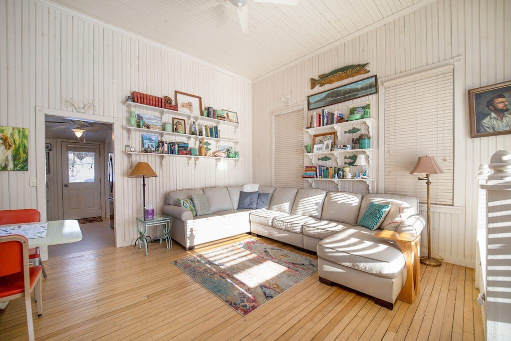 Historic cozy cottage in Walloon Lake village close to Boyne Mountain skiing!