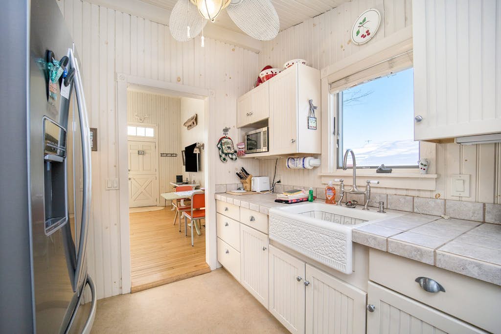 Historic cozy cottage in Walloon Lake village close to Boyne Mountain skiing!