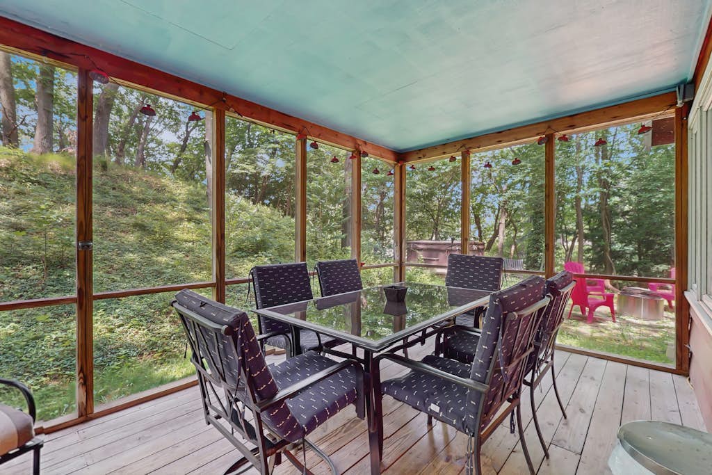 Cute Cottage by the Lake W/ Private Hot Tub, Firepit, Screened Porch & Fast WiFi