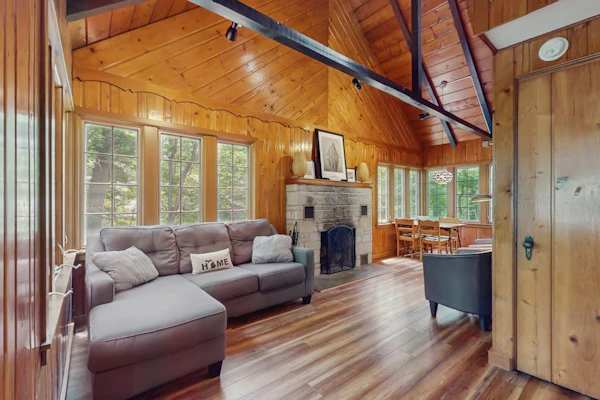 Cute Cottage by the Lake W/ Private Hot Tub, Firepit, Screened Porch & Fast WiFi
