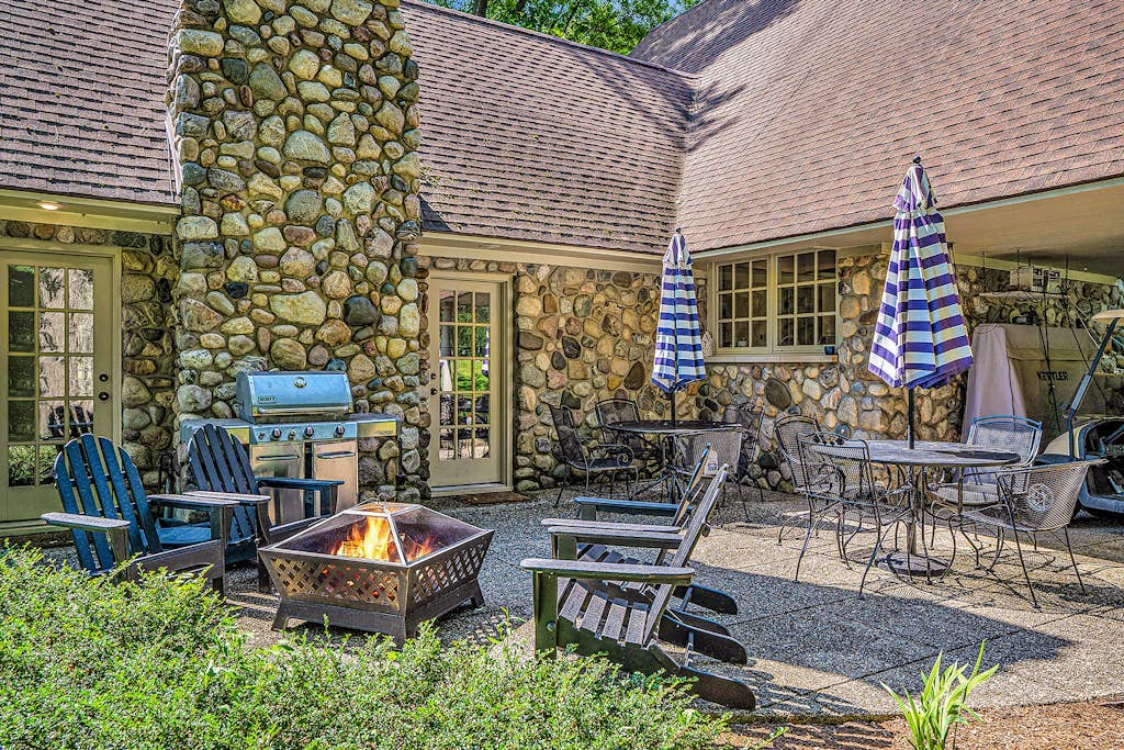 Professionally designed home on golf course w/golf course view, gas grill, patio