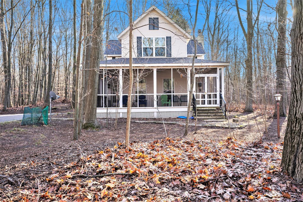 Modern Lake Michigan home with wood fireplace, open layout, deck, W/D, & AC