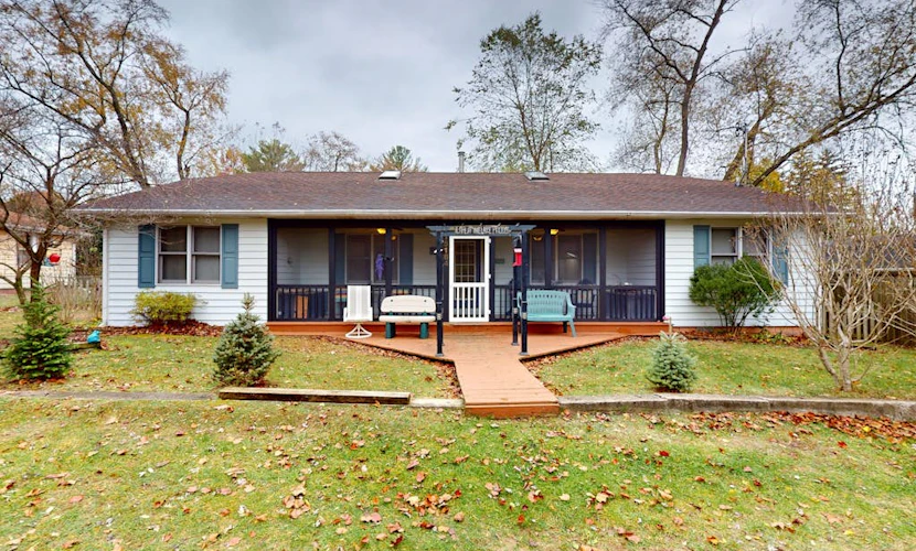 Within walking distance to Lake Michigan, beach access, nice patio, W/D & WIFI