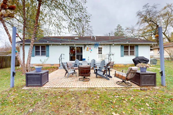 Within walking distance to Lake Michigan, beach access, nice patio, W/D & WIFI