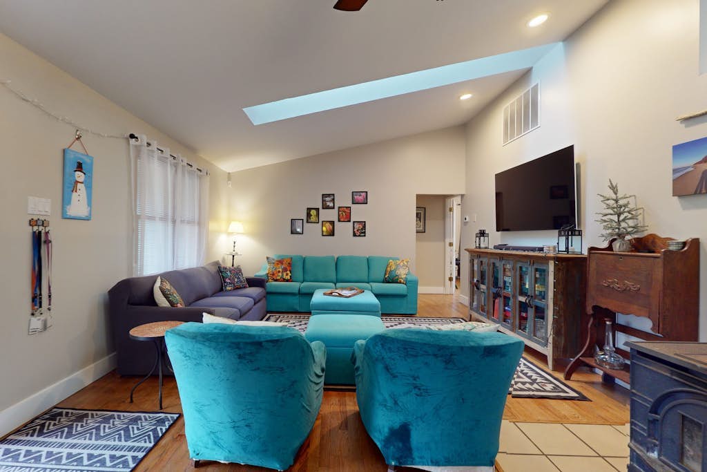 Within walking distance to Lake Michigan, beach access, nice patio, W/D & WIFI