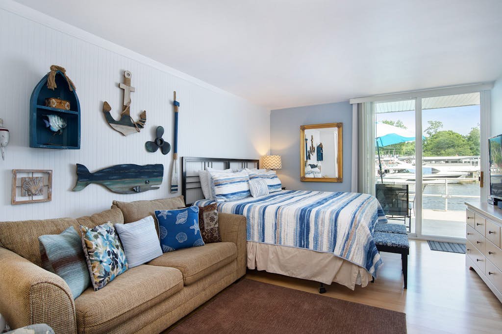 Cute riverfront condo w/ shared deck, and kitchenette - close to beach