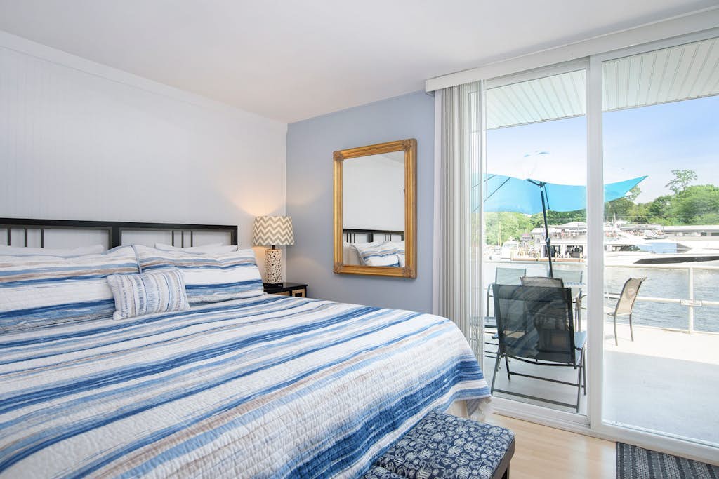 Cute riverfront condo w/ shared deck, and kitchenette - close to beach
