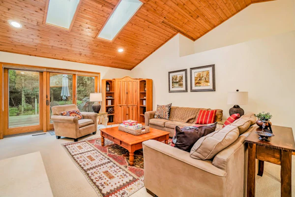 Dog-friendly home with gorgeous garden & decks - stroll to town/the lake