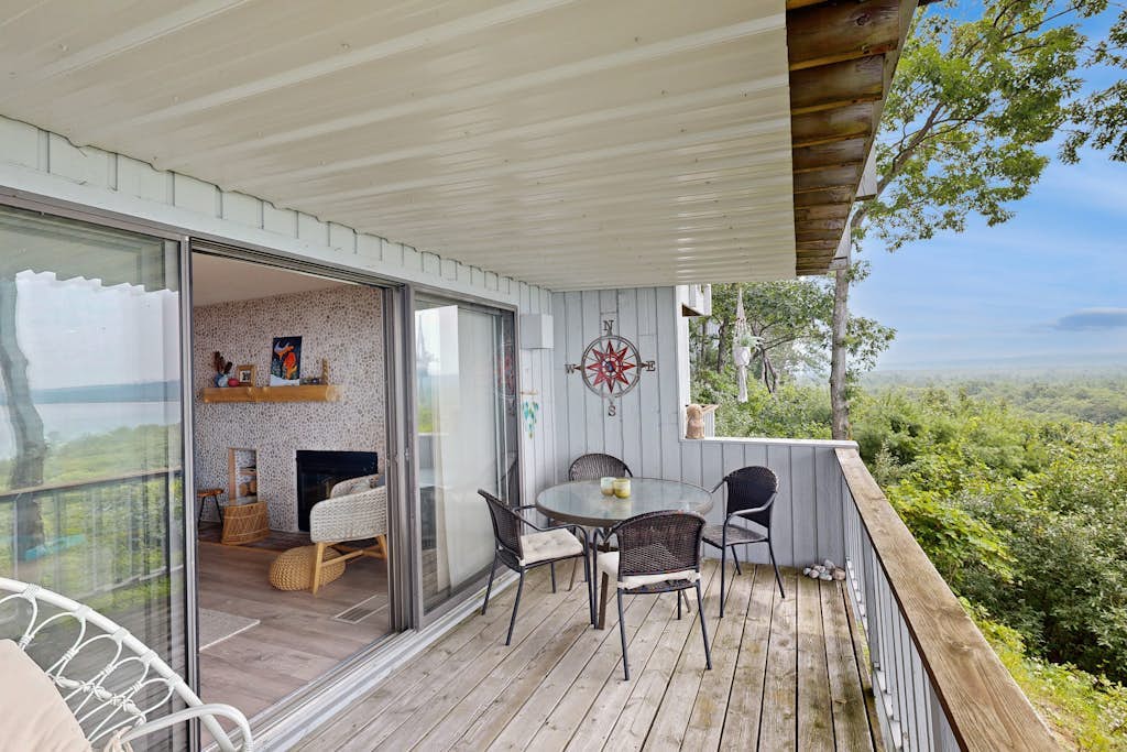 Single-level lakefront hideaway with a deck, fireplace, & washer/dryer