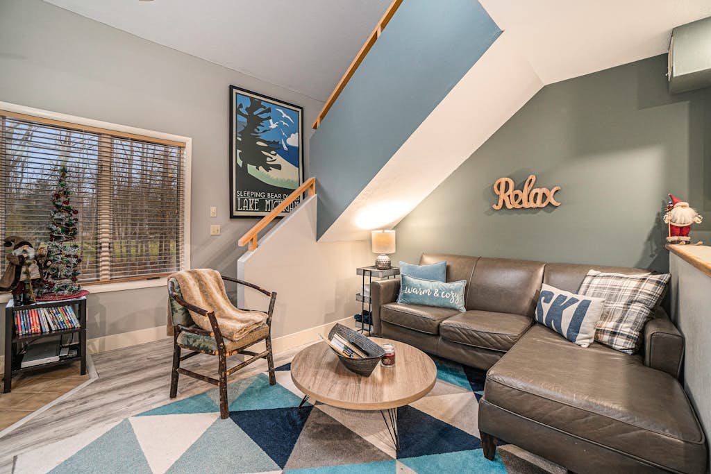 Spacious condo in the heart of Crystal Mountain with fireplace, walking distance