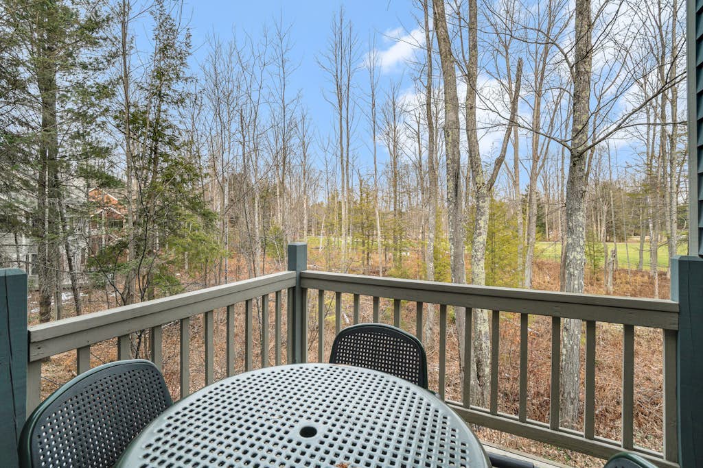 Spacious condo in the heart of Crystal Mountain with fireplace, walking distance