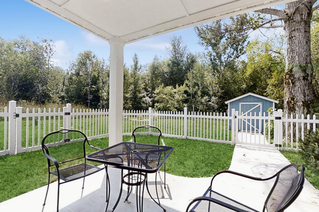 Cozy Home Located near Lakes & Trails, large backyard, eV charger & WIFI