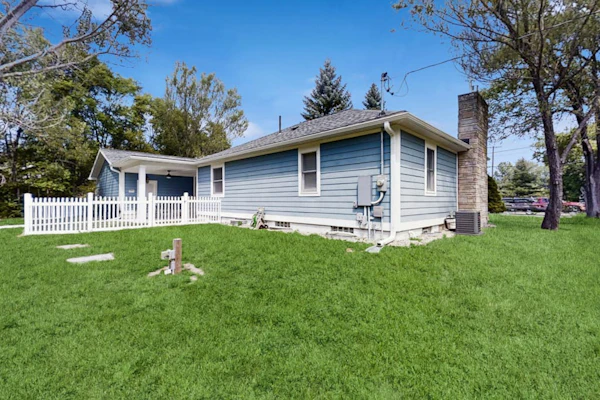 Cozy Home Located near Lakes & Trails, large backyard, eV charger & WIFI