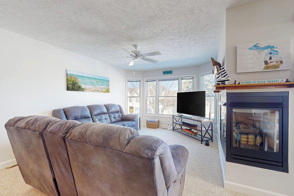 Charming 3 story condo, w/ a W/D & Wifi, near beaches & shared pool access