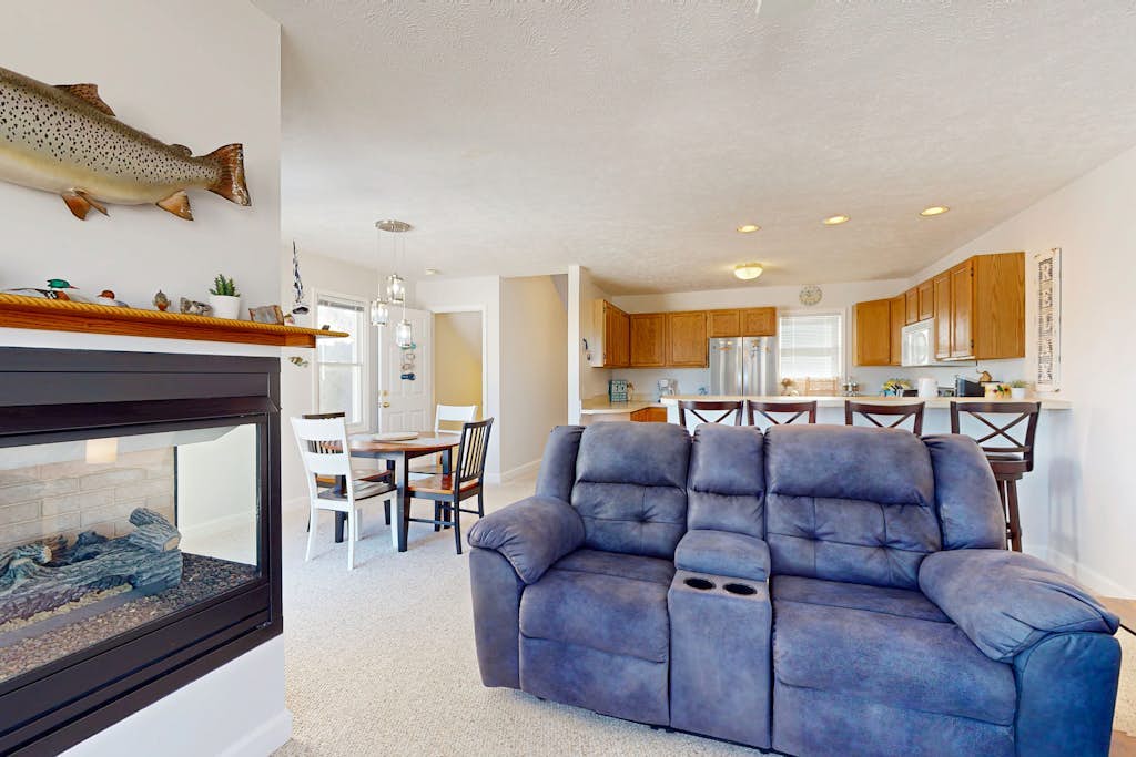 Charming 3 story condo, w/ a W/D & Wifi, near beaches & shared pool access