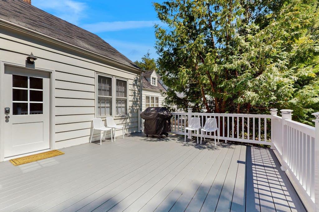 Newly Remodeled Lakeview Home w/ screened porch, gas grill, & 300ft from beach