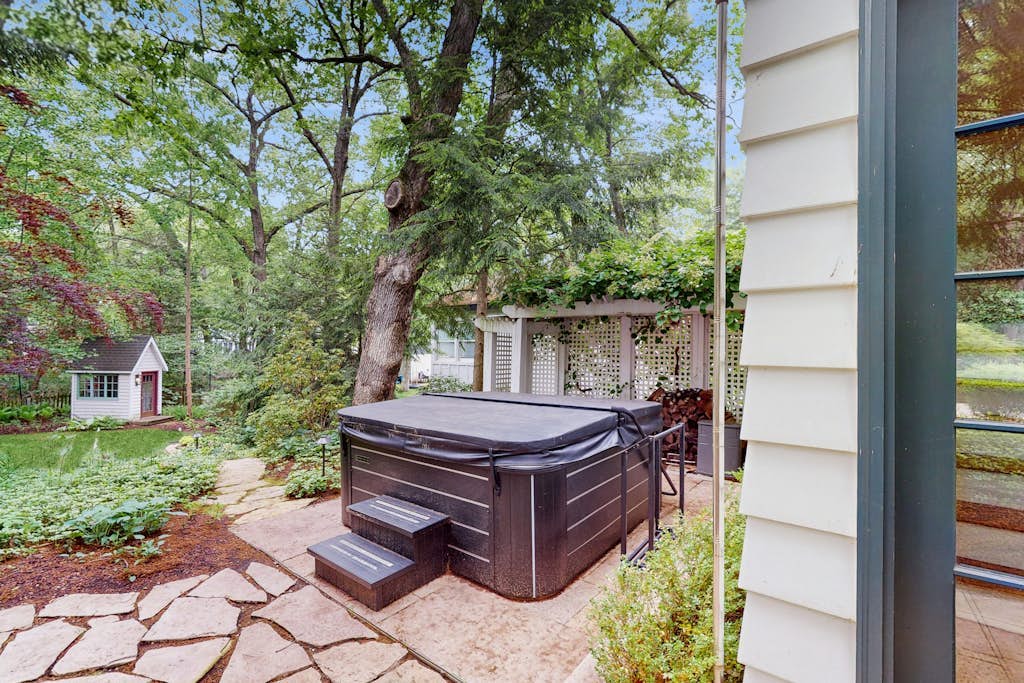 Stunning Harbor County Home w/ Hot tub, Large yard, Near Beaches & Town.