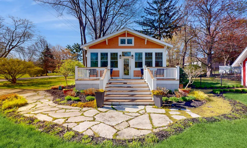 Dog-friendly cottage with large fenced yard & screened, three-season porch