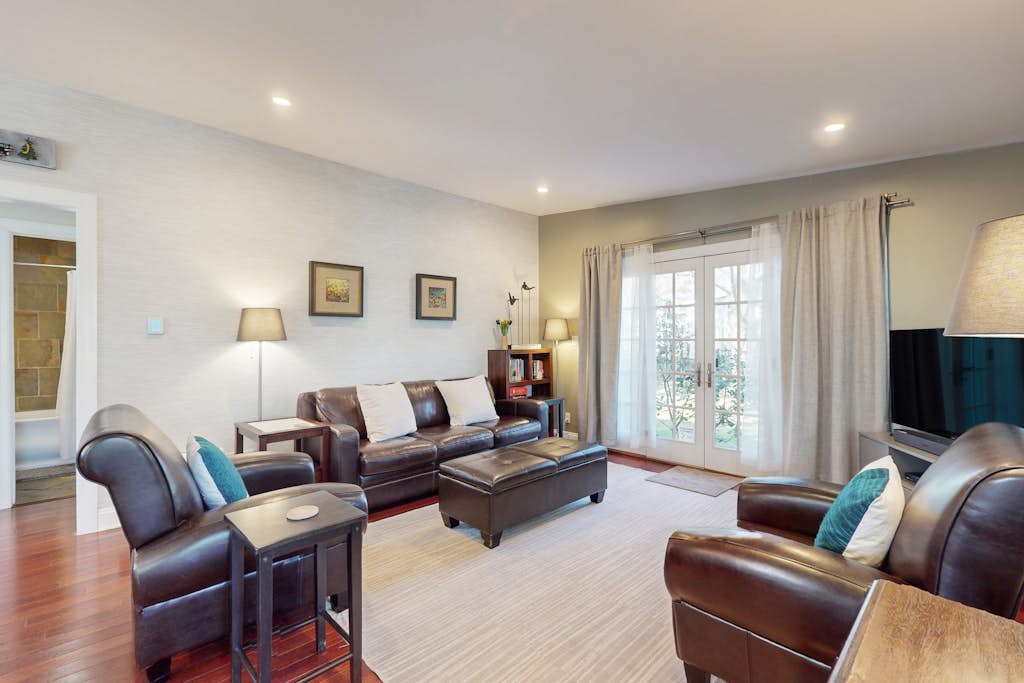 Dog-friendly cottage with large fenced yard & screened, three-season porch