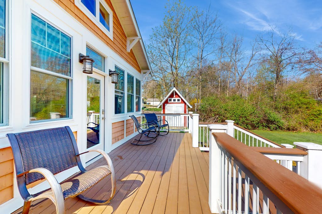Dog-friendly cottage with large fenced yard & screened, three-season porch