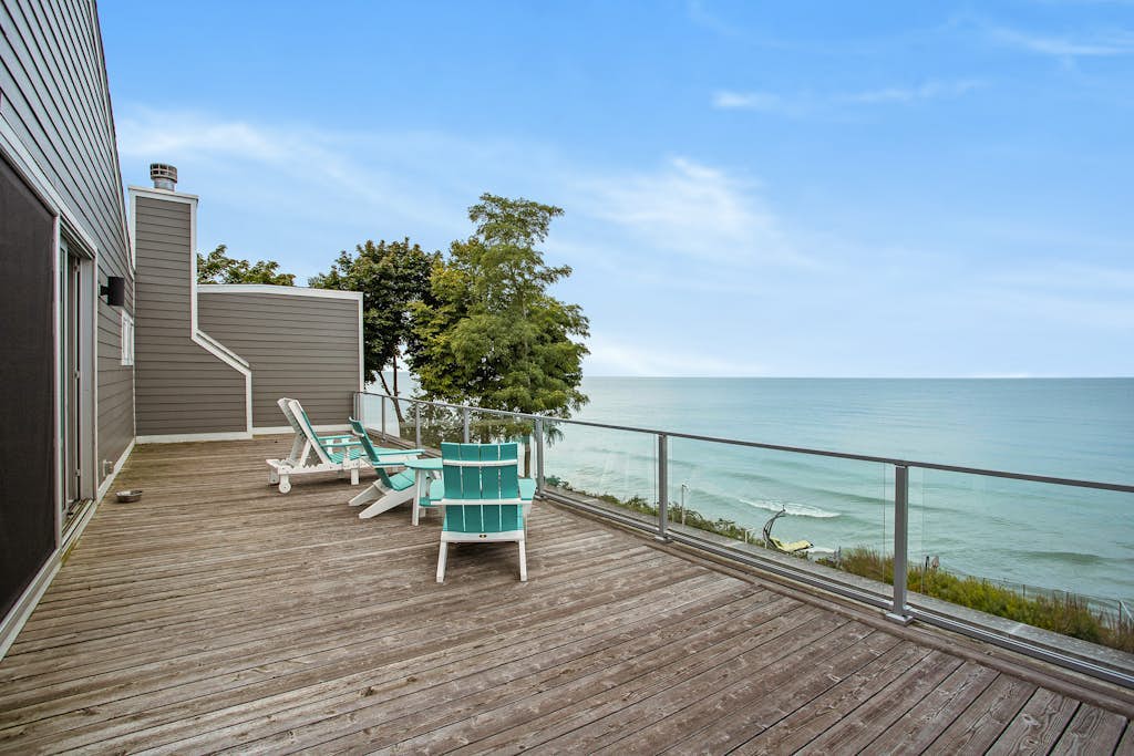 Large, dog-friendly lakefront home with private pool & hot tub, central AC & W/D