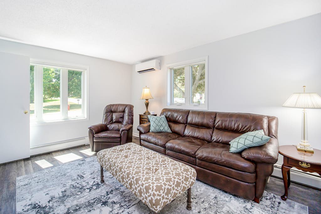 Dreamy Coastal Cottage W/ Free WiFi, Full Kitchen, & Large Deck - Walk to Town