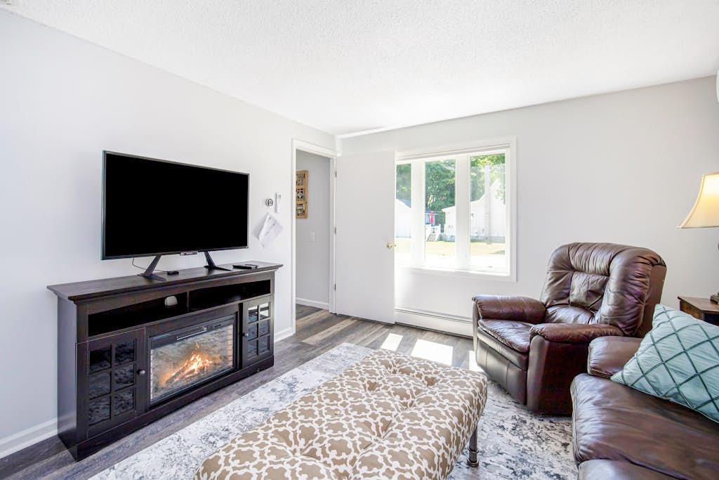 Dreamy Coastal Cottage W/ Free WiFi, Full Kitchen, & Large Deck - Walk to Town