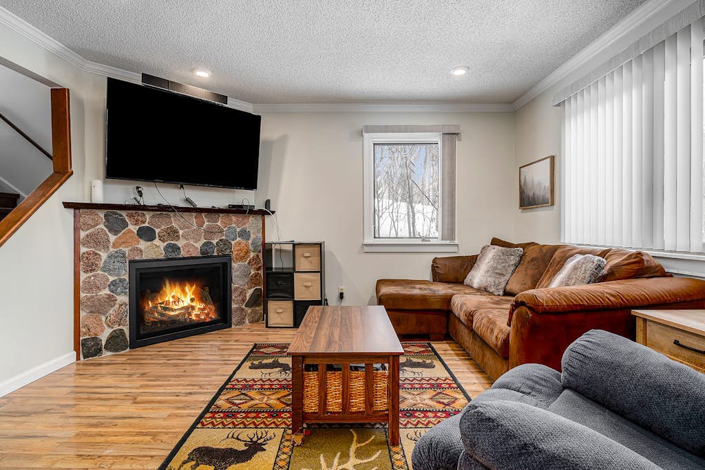 Cozy Condo with Shared Pool & Tennis, Fast WiFi, Private Deck & Gas Fireplace