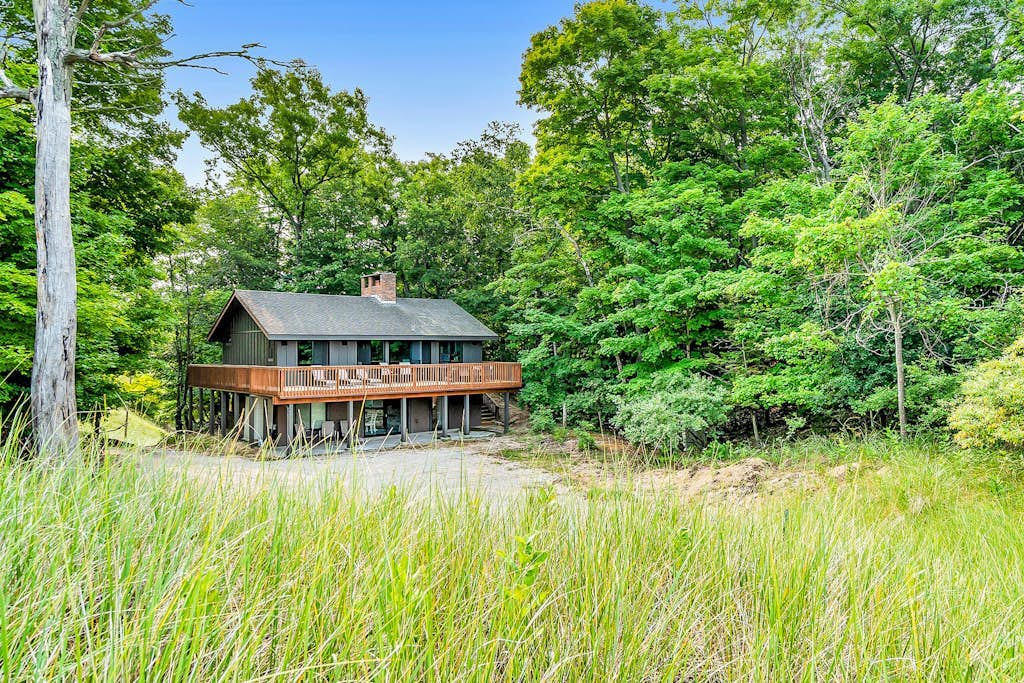 Lakefront house on 5 acres with gorgeous lake views, private beach, kayaks