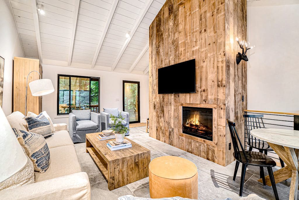 Lakefront house on 5 acres with gorgeous lake views, private beach, kayaks