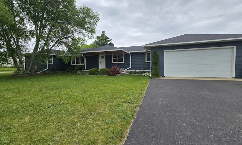 Fully updated home with beautiful kitchen, games, large yard & deck, smart TVs