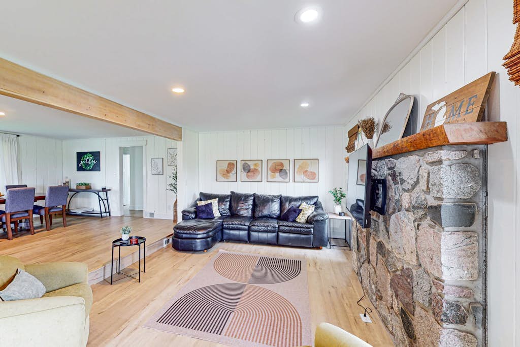 Fully updated home with beautiful kitchen, games, large yard & deck, smart TVs