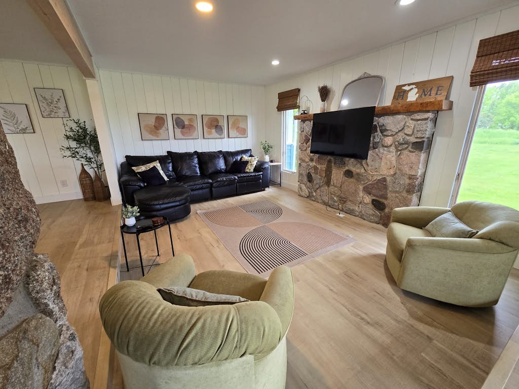 Fully updated home with beautiful kitchen, games, large yard & deck, smart TVs