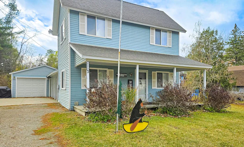 Charming in Town Home w/ Backyard Patio, Fire Pit, just steps from Indian River!
