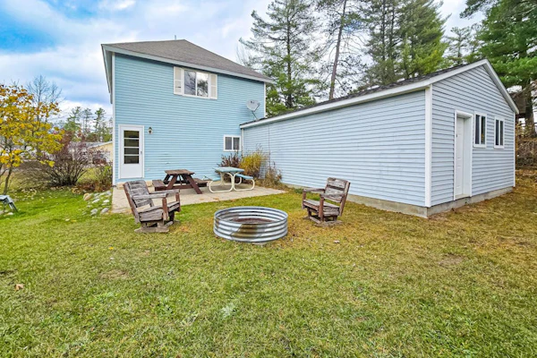Charming in Town Home w/ Backyard Patio, Fire Pit, just steps from Indian River!