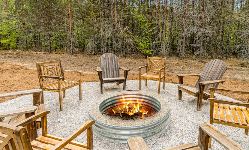 Four-season retreat with fireplace, firepit, grill, WiFi & central AC