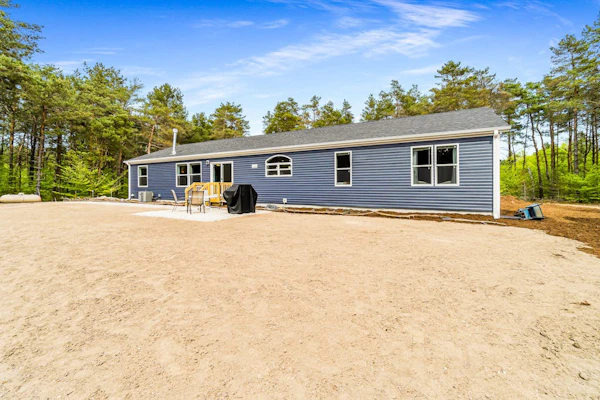 Four-season retreat with fireplace, firepit, grill, WiFi & central AC