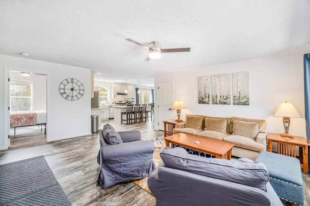 Four-season retreat with fireplace, firepit, grill, WiFi & central AC