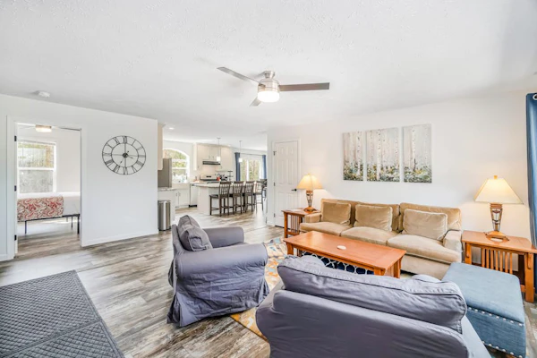 Four-season retreat with fireplace, firepit, grill, WiFi & central AC