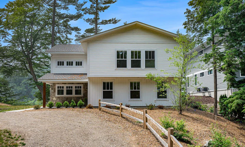 Spacious, riverfront new-build with wooded surroundings - minutes to town