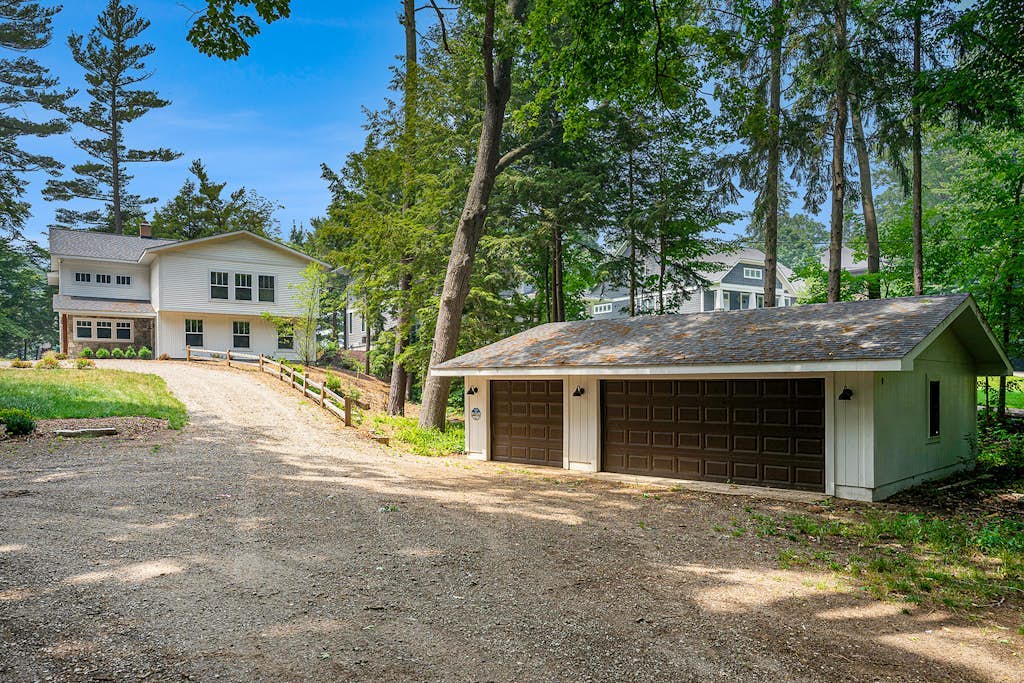 Spacious, riverfront new-build with wooded surroundings - minutes to town