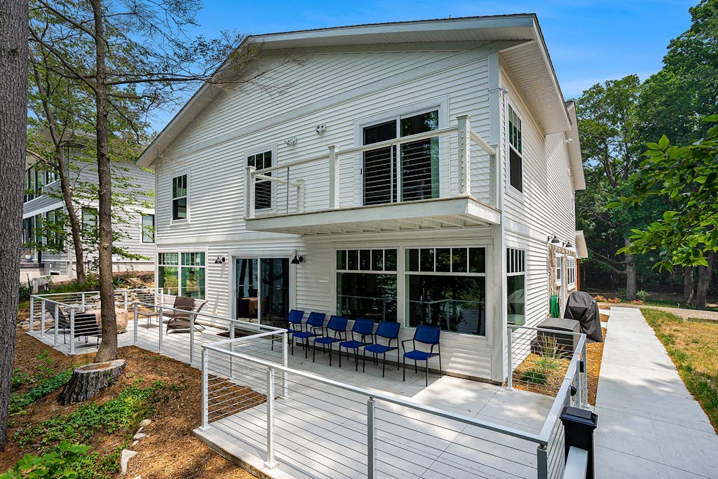 Spacious, riverfront new-build with wooded surroundings - minutes to town