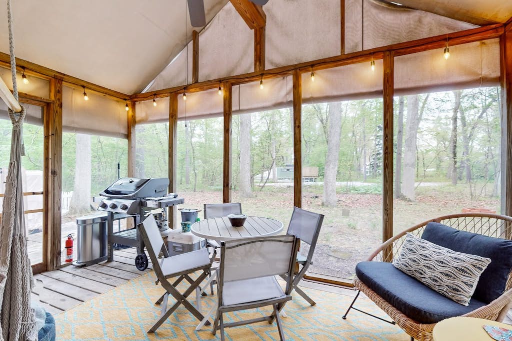 Charming cottage with gas grill, golf cart, central AC, washer/dryer