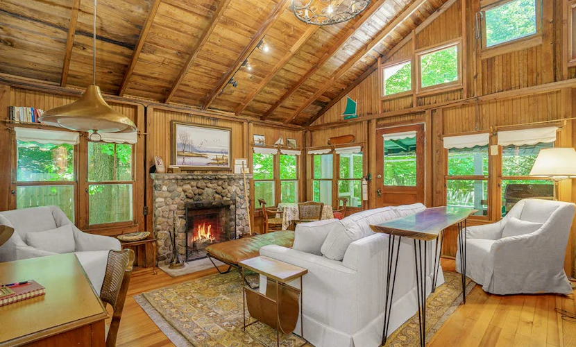 Cabin-style cottage w/ full kitchen, wood-burning fireplace, and full WiFi
