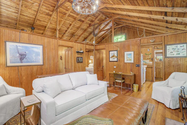 Cabin-style cottage w/ full kitchen, wood-burning fireplace, and full WiFi