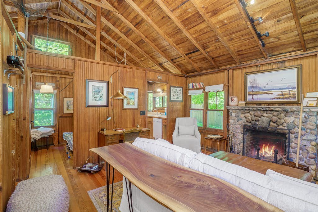 Cabin-style cottage w/ full kitchen, wood-burning fireplace, and full WiFi